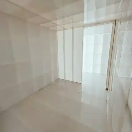 vnútro plastovej pivnice s priečkou